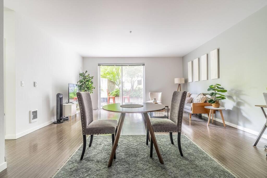 One Bedroom Luxury Apartment Seattle Bagian luar foto